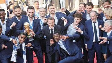 Macron condecora con la Legión de Honor a la selección francesa