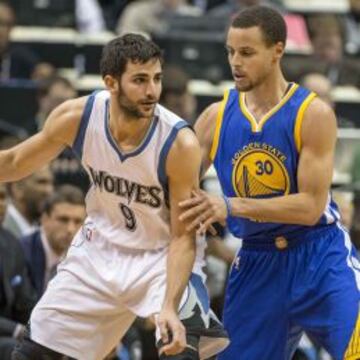 Ricky Rubio, ante Curry, en febrero de 2015.