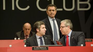 Corres, con Urrutia y Uribe-Echevarría, en una asamblea extraordinaria de 2012.