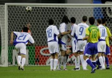 Considerado por muchos el más eficaz lanzador de faltas del mundo, el centrocampista brasileño demostró su calidad sobre todo con el Olympique de Lyon.