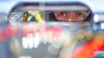 Alonso, pensativo, dentro del McLaren Honda.
