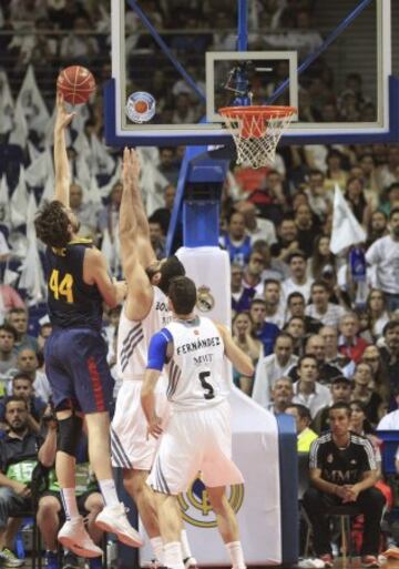 El pívot croata del FC Barcelona Ante Tomic  lanza a canasta ante el griego Bourousis en presencia de Rudy Fernández.