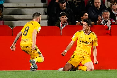 El central del equipo berciano no salió de inicio, pero fue clave tras su salida al césped. Un impecable cabezazo abrió la esperanza de puntuar de la Ponferradina en Los Cármenes.
