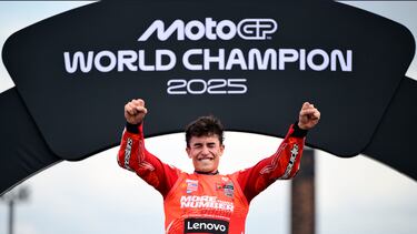 Celebración del piloto español de Ducati Lenovo, Marc Márquez, tras proclamarse campeón de MotoGP en el Gran Premio de Japón.