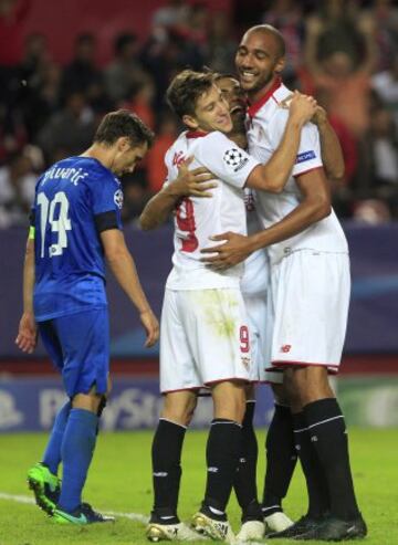3-0. N'Zonzi celebró el tercer gol con Vietto.