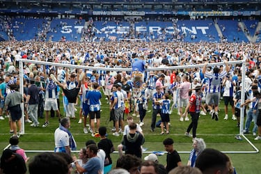 Jugadores y aficionados pericos celebran el ascenso a Primera División.