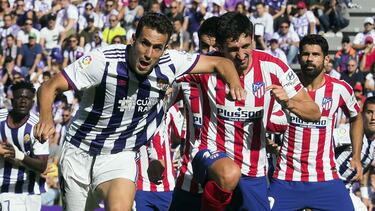 Kiko Olivas y Savic luchan en el Valladolid-Atlético.