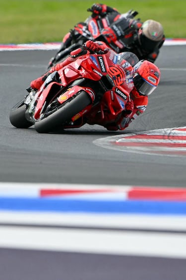 Marc Márquez seguido de Marco Bezzecchi durante el Gran Premio de San Marino de MotoGP.