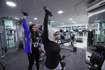 Sesión matutina de entrenamiento en un gimnasio local en Qatif.