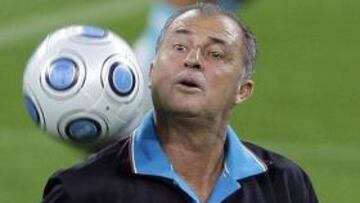 <b>FUTURIBLE. </b> El seleccionador turco suena como recambio para Manolo Jiménez en el Sevilla.