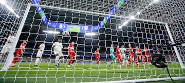 2-1. Saque de esquina de Luka Modrik, Alexander Nübel falla en la salida y el central alemán remata de cabeza para meter el balón dentro de la portería de su exequipo.