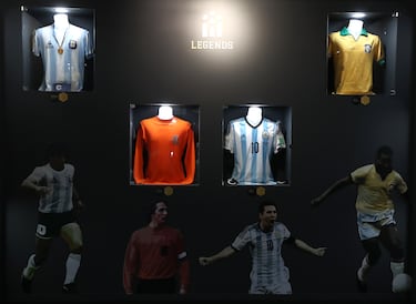 Camisetas de cuatro leyendas del fútbol como Diego Armando Maradona, Johan Cruyff, Leo Messi y Pelé.