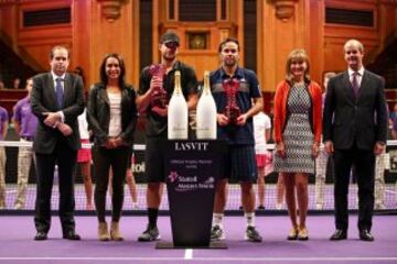 Fernando González con su primera copa en el circuito de veteranos tras vencer a Andy Roddick en Londres.