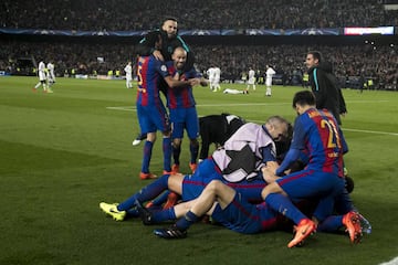 -La remontada que parecía imposible – Diario AS
Es la mayor remontada del actual formato de la competición. El equipo dirigido en aquel momento por Luis Enrique levantó una desventaja de cuatro goles. El PSG de Unai Emery pasó por encima del Barça en la ida y se impuso por 4-0 gracias a los goles de Cavani, Di María (dos) y Draxler. Los blaugranas, que fuera de casa tuvieron varios problemas en la competición, parecían prácticamente fuera de la competición. Sin embargo, en la vuelta tuvo lugar una noche histórica para el Barcelona. Vencieron 6-1 al PSG en un partido de infarto y consiguieron el pase a los cuartos de final. Luis Suárez, Messi y un tanto de Kurzawa en propia meta pusieron tres tantos arriba a los locales, pero el gol de Cavani en el 62' obligaba al Barça a hacer tres goles para superar la ronda. Neymar hizo el cuarto en el minuto 88 y el quinto en el 91'. Sergi Roberto desató la locura cuando hizo el 6-1 en el minuto 95 y culminó una remontada histórica que levantó muchas ampollas en el equipo parisino por la controvertida actuación de Deniz Aytekin, colegiado de la contienda.