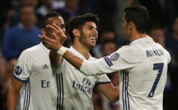 Football Soccer - Real Madrid v Legia Warszawa - UEFA Champions League - Santiago Bernabeu stadium, Madrid, Spain, 18/10/16 Real Madrid's Marco Asensio celebrates with Real Madrid's Cristiano Ronaldo after scoring a goal. REUTERS/Sergio Perez