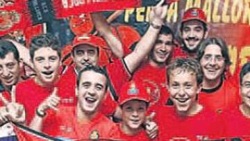 <b>OPTIMISTAS. </b>Hasta 70 peñistas de Sa Pobla animarán hoy al Mallorca en el Bernabéu. Prometen armar mucho ruido.