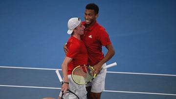 Shapovalov y Aliassime celebran su victoria en la ATP Cup.