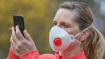 31 March 2020, Brandenburg, Sieversdorf: ILLUSTRATION: A woman wearing a breathing mask writes a message on her smartphone (posed recording). Photo: Patrick Pleul/dpa-Zentralbild/ZB (Photo by Patrick Pleul/picture alliance via Getty Images)
 MASCARILLA CO