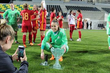 La selección española es la nueva campeona de la Chipre Cup tras superar a Italia (0-2) en la final. Amanda Sampedro (50’) y Guijarro (85’) las goleadoras. En la foto, Lola posa con la Copa. 