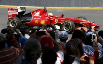 El piloto mexicano Esteban Gutiérrez manejó el monoplaza de Ferrari en el Paseo de la Reforma, la avenida más importante de Ciudad de México, dentro de la exhibición "Scuderia Ferrari Street Demo", misma que promociona el Gran Premio de México, que se correrá el 1 de noviembre