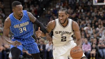 SAN01 SAN ANTONIO (TX, EEUU), 29/11/2016.- Kawhi Leonard (d) de Spurs ante Jeff Green (i) de Magic hoy, 29 de noviembre de 2016, durante un juego de la NBA en San Antonio, Texas. EFE/DARREN ABATE