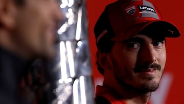 Bagnaia mira a Martín durante la rueda de prensa del GP Solidario de Barcelona.