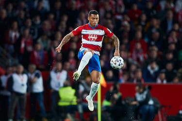 De un jugador con éxitos recientes en liga pasamos a uno con menos suerte. A pesar de su grandísima capacidad técnica y habilidad futbolística, Darwin Machís tiene en sus manos una marca negativa en la historia de la liga: es el segundo jugador en la historia de la liga en acumular 4 descensos consecutivos. Con la selección vinotinto Darwin se coloca ya como el sexto máximo goleador de su historia, con 11 dianas en 52 encuentros.