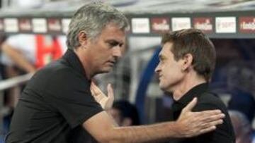 Mourinho y Tito se saludan.
