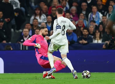 1-0. Pase largo de Thibaut Courtois que se come Nico O'Really y controla Federico Valverde.  Avanza solo, supera en el mano a mano a Gianluigi Donnarumma en una mala salida y marca a puerta vacía.