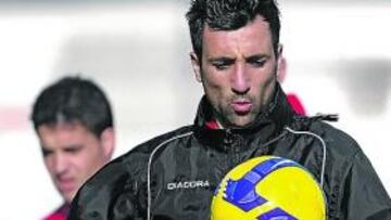 <b>OPTIMISTA. </b>Óscar Álvarez, durante una sesión de entrenamiento con el Girona, con una pelota.