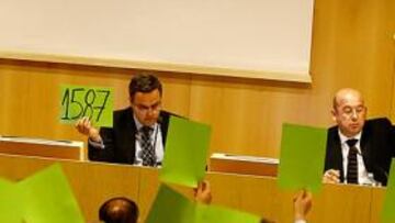 <b>LA ASAMBLEA. </b>Josep Gusó salió reforzado como presidente del Girona, ayer en Caixa Girona.