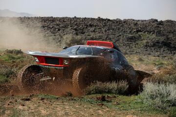 Carlos Sainz del equipo Audi Sport y su copiloto Lucas Cruz en acción durante la etapa 1.