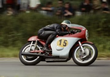 Giacomo Agostini corriendo con MV Augusta durante la carrera Internacional TT Isla de Man el 7 de junio de 1965.
 *** Local Caption *** Giacomo Agostini