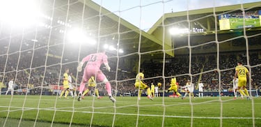 El jugador del Real Madrid, Kylian Mbappé, marca el 1-2 al Villarreal. 