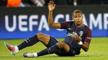 PAR004. PAR&Iacute;S (FRANCIA), 27/09/2017.- Kylian Mbappe del PSG reacciona hoy, mi&eacute;rcoles 27 de septiembre de 2017, durante un partido por la fase de grupos de la Liga de Campeones de la UEFA disputado entre el Par&iacute;s Saint-Germain y el Bayern de M&uacute;nich en el estadio Parc des Princes de la ciudad de Par&iacute;s (Francia). EFE/YOAN VALAT