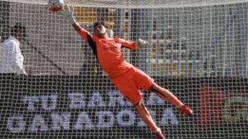 Ftbol, Colo Colo v Universidad de Concepcion.
Decimocuarta fecha, Campeonato de Apertura 2015.
El jugador de Colo Colo Justo Villar juega el baln contra Universidad de Concepcion durante el partido de primera divisin disputado en el estadio Monumental de Santiago, Chile.
29/11/2015
Marcelo Hernandez/Photosport**********
Football, Colo Colo v Universidad de Concepcion.
14th date, Aperture Championship 2015.
Colo Colo's player, Justo Villar, play the ball against Universidad de Concepcion during the first division football match at the Monumental stadium in Santiago, Chile.
29/11/2015
Marcelo Hernandez/Photosport