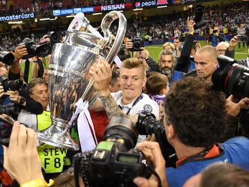 CARDIFF, WALES - JUNE 03: Toni Kroos of Real Madrid celebrates with The Champions League trophy  during the UEFA Champions League Final between Juventus and Real Madrid at National Stadium of Wales on June 3, 2017 in Cardiff, Wales.  (Photo by David Ramos/Getty Images)
 PUBLICADA 04/06/17 NA MA04 2COL