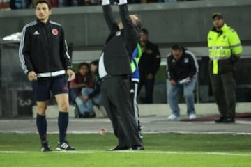 El técnico uruguayo vivió el clásico con mucha intensidad 