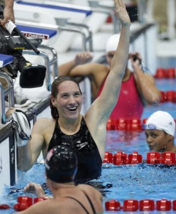 Fotografía de archivo tomada el 29 de julio de 2012 que muestra a la atleta francesa Camille Muffat tras ganar la medalla de oro en los 400m estilo libre en los Juegos Olímpicos de Londres (Reino Unido).