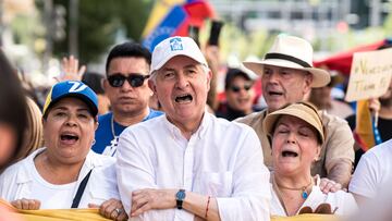 El ex diputado del Congreso Nacional de Venezuela, Antonio Ledezma (c), durante la manifestación por la movilización de la esperanza a la caravana de la libertad en las próximas elecciones de Venezuela, en la Plaza de España, a 21 de julio de 2024, en Madrid (España). Nicolás Maduro es uno de los 10 candidatos presidenciales que participarán de estos comicios el próximo domingo 28 de julio, aunque su principal contrincante es Edmundo González Urrutia, que representa a la oposición mayoritaria y lidera las encuestas de intención de votos. El Consejo Nacional Electoral de Venezuela (CNE) convocó el 20 de junio a que los 10 candidatos presidenciales firmaran un acuerdo para aceptar los resultados de las elecciones.
21 JULIO 2024
Diego Radamés / Europa Press
21/07/2024