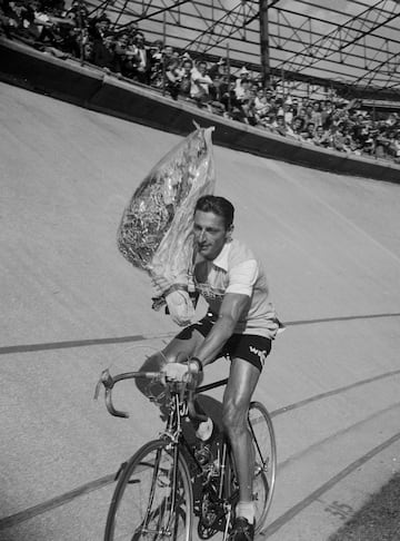 Suiza se encuentra en la novena posición del ránking de selecciones con más Tour. Fueron en el año 1950 y 1951, donde ganaron Ferdinand Kübler y Hugo Koblet respectivamente. El primero de ellos fue uno de los ciclistas más laureados de Suiza. Elegido como uno de los más destacados de la historia al ser elegido en el año 2002 para formar parte de la Sesión Inaugural del Cycling Hall of Fame. Quedó segundo en el Tour en el año 1954. El segundo de ellos fue reconocido no solo por ganar el Tour que fue lo más importante en su carrera, sino también por convertirse en el primer ciclista no italiano en ganar el Giro de Italia. Dos títulos para Suiza, aunque pudieron ser tres, ya que en el año 1999 le retiraron el título a Armstrong y el suizo Alex Zülle quedó segundo, por lo que debió ganar el Tour.