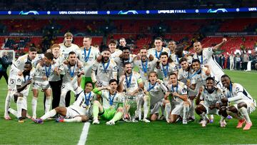 Los jugadores del Real Madrid posan con la 15ª Copa de Europa sobre el césped de Wembley.