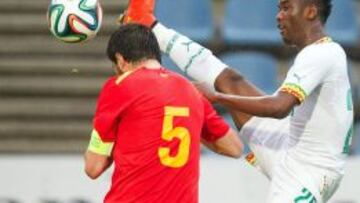 Fabrice Olinga de Camerún ante Boban Grncarov de Macedonia, durante un partido amistoso en Kufstein (Austria).