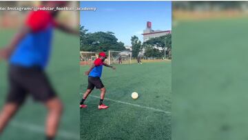 ¡Qué efecto le puso! Un profesor se hace viral tras anotar este gol