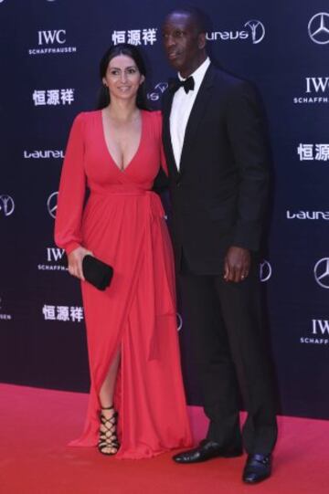 El atleta estadounidense Michael Johnson, miembro de la Academia Laureus del Deporte, junto a su acompañante a su llegada a la ceremonia de entrega de los Premios Laureus del Deporte en Shanghái.