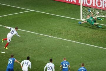 Rooney puts England ahead from the spot against Iceland at EURO 2016