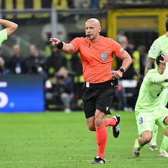 Indignación total en el Barcelona con el arbitraje de Marciniak