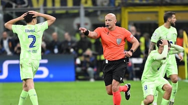 MILAN (Italy), 06/05/2025.- Referee Szymon Marciniak awards a penalty for FC Inter during the UEFA Champions League semifinal 2nd leg soccer match between Inter Milan and FC Barcelona, in Milan, Italy, 06 May 2025. (Liga de Campeones, Italia) EFE/EPA/DANIEL DAL ZENNARO