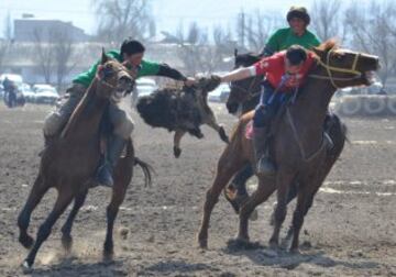 Es un deporte tradicional de Kirguistán en el que los jugadores montados a caballo se lanzan una piel de oveja.