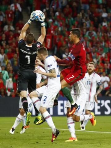 Hannes Halldorsson y Cristiano Ronaldo.